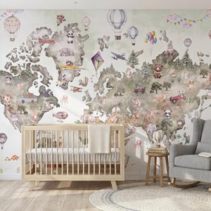 Könnte beinhalten: Ein Kinderzimmer mit einem Wandbild einer Weltkarte mit Aquarellillustrationen von Tieren, Heißluftballons und Flugzeugen. Ein Holzbett, ein grauer Schaukelstuhl und ein kleiner Beistelltisch aus Holz vervollständigen die Einrichtung.