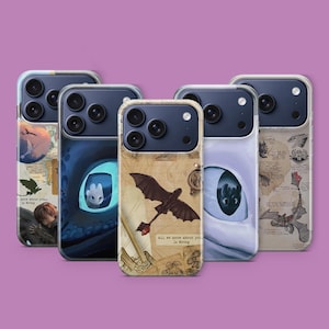 Può includere: Una collezione di cinque custodie per telefono con design ispirati al film "Dragon Trainer". Le custodie presentano immagini di draghi, mappe e testo, con uno sfondo viola.