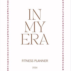 Pode incluir: Um planejador de fitness branco com uma borda pontilhada bordô. As palavras "IN MY ERA" estão em uma fonte serif marrom, com "FITNESS PLANNER" e o ano "2026" abaixo.