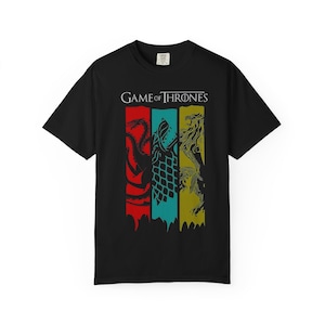 Może przedstawiać: Rustykalny drewniany szyld z napisem "Welcome to our home" w białych literach. Szyld ma postarzaną powierzchnię, idealny do dekoracji wejścia.