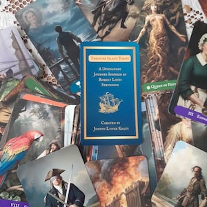 K&ouml;nnte beinhalten: Ein Satz Tarotkarten mit Illustrationen von Piraten, Schiffen und historischen Figuren. Die zentrale Karte ist blau mit goldener Schrift und tr&auml;gt die Aufschrift "Treasure Island Tarot" und "A Divinatory Journey Inspired by Robert Louis Stevenson."