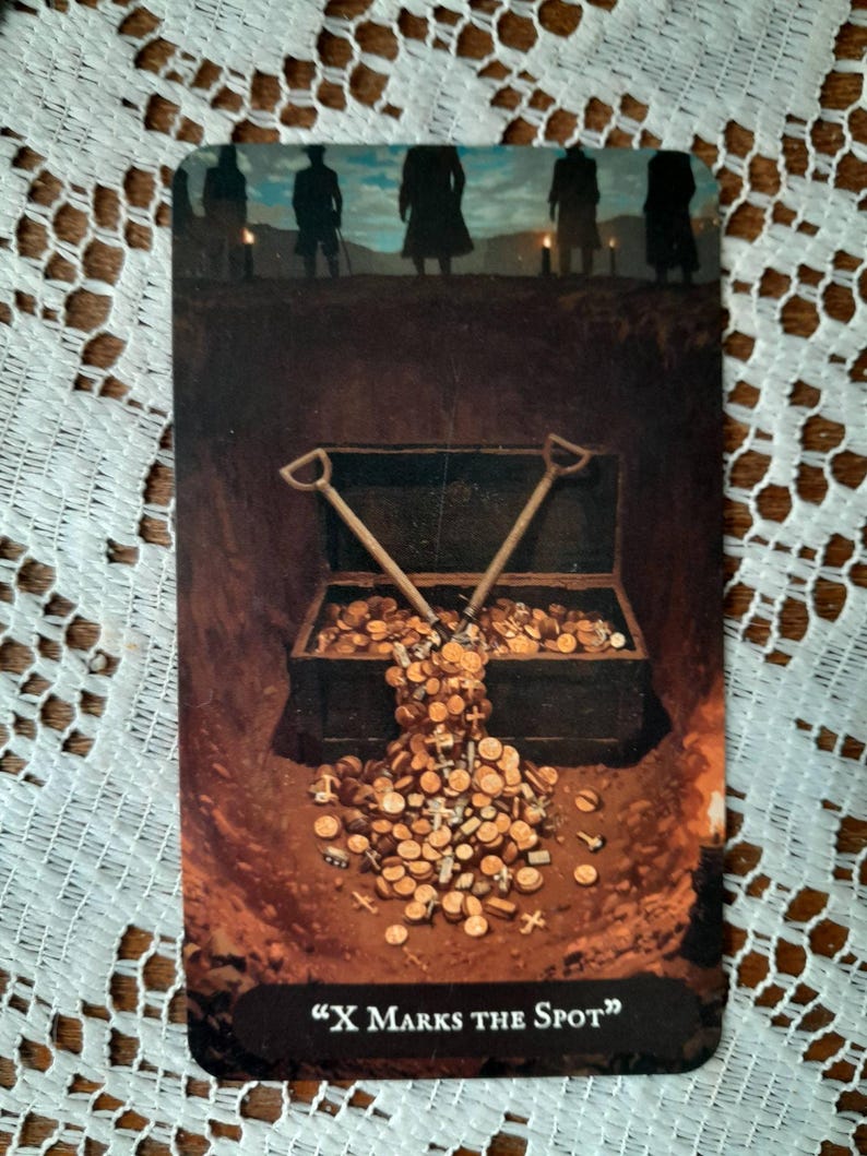 K&ouml;nnte beinhalten: Illustrierte Tarotkarte mit einer Schatzkiste, die mit Goldm&uuml;nzen &uuml;berquillt, und zwei Schaufeln. Silhouetten stehen auf einem H&uuml;gel im Hintergrund. Der Text "X Marks the Spot" steht unten.