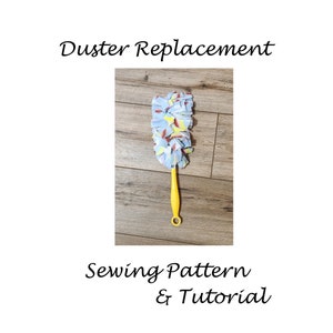 Peut inclure: Un manche de plumeau jaune avec une tête de plumeau en tissu bleu, jaune et rouge. Le plumeau est sur un plancher en bois. Le texte "Duster Replacement Sewing Pattern & Tutorial by: Fantabulosew" est sous l'image.
