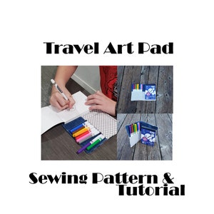 Può includere: Un bloc notes da viaggio in denim blu con chiusura a zip. Il bloc notes è aperto e mostra un blocco per schizzi bianco e un set di pennarelli colorati. Il testo "Travel Art Pad" è stampato sopra l'immagine. Il testo "Sewing Pattern & Tutorial" è stampato sotto l'immagine.