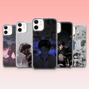 Op de afbeelding: Een verzameling van vijf telefoonhoesjes met karakterillustraties in anime-stijl. De hoesjes tonen verschillende afbeeldingen, waaronder een figuur met een zwaard, een personage met verbanden en een figuur in een groene cape. De hoesjes hebben een glanzende afwerking.