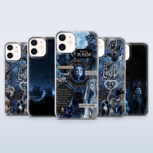 Puede incluir: Varias fundas para teléfono con imágenes de la película "La Novia Cadáver". Las fundas muestran personajes y escenas en tonos azules, grises y blancos. El texto "Dirigida por Tim Burton" y "Corpse Bride" es visible.