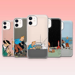 Könnte beinhalten: Eine Sammlung von Handyhüllen mit Illustrationen aus der Tintin-Comic-Serie. Die Hüllen zeigen verschiedene Szenen mit Charakteren und Schauplätzen, darunter eine Rakete, ein Radio und ein Hund. Die Hüllen haben einen transparenten Rand und ein farbenfrohes Design.