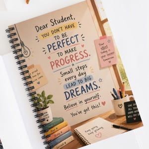 Puede incluir: Un cuaderno de espiral con una cubierta beige que presenta el texto: Dear Student, YOU DON'T HAVE TO BE PERFECT TO MAKE PROGRESS. Small steps every day LEAD TO BIG DREAMS. Believe in yourself. You've got this! Incluye ilustraciones de una bombilla, corazones y estrellas.