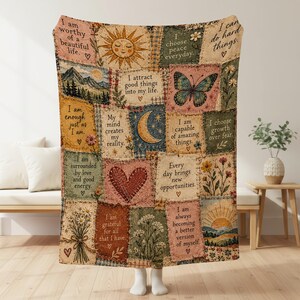 Coperta con affermazioni positive, motivo sole, luna e farfalle in stile patchwork, coperta per l'amor proprio, regalo motivazionale per lei, decorazione spirituale boho