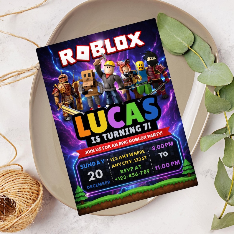 Pu&ograve; includere: Un invito di compleanno a tema Roblox. L'invito presenta il logo Roblox, illustrazioni di personaggi e il testo "Lucas compie 7 anni!" con i dettagli della festa, tra cui data, ora e luogo.