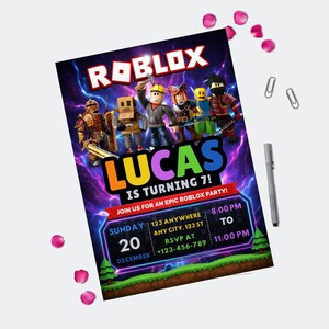 Pu&ograve; includere: Un colorato invito per una festa di compleanno a tema Roblox. L'invito presenta il logo e i personaggi di Roblox, con il testo "LUCAS COMPIE 7 ANNI!" e i dettagli della festa. Petali di rosa rosa e una penna sono sparsi intorno all'invito.