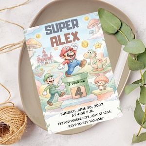 Puede incluir: Una colorida invitación de cumpleaños con personajes de Super Mario. La invitación dice "SUPER ALEX" y "IS TURNING 4". También se incluyen la fecha y la hora. La invitación está colocada sobre un plato de color neutro con vegetación decorativa.