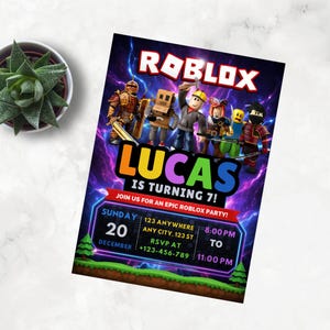 Pu&ograve; includere: Un vivace invito per una festa di compleanno a tema Roblox. Il design presenta personaggi di Roblox su uno sfondo di fulmini viola e blu. Il testo recita "LUCAS COMPIE 7!" con i dettagli della festa.