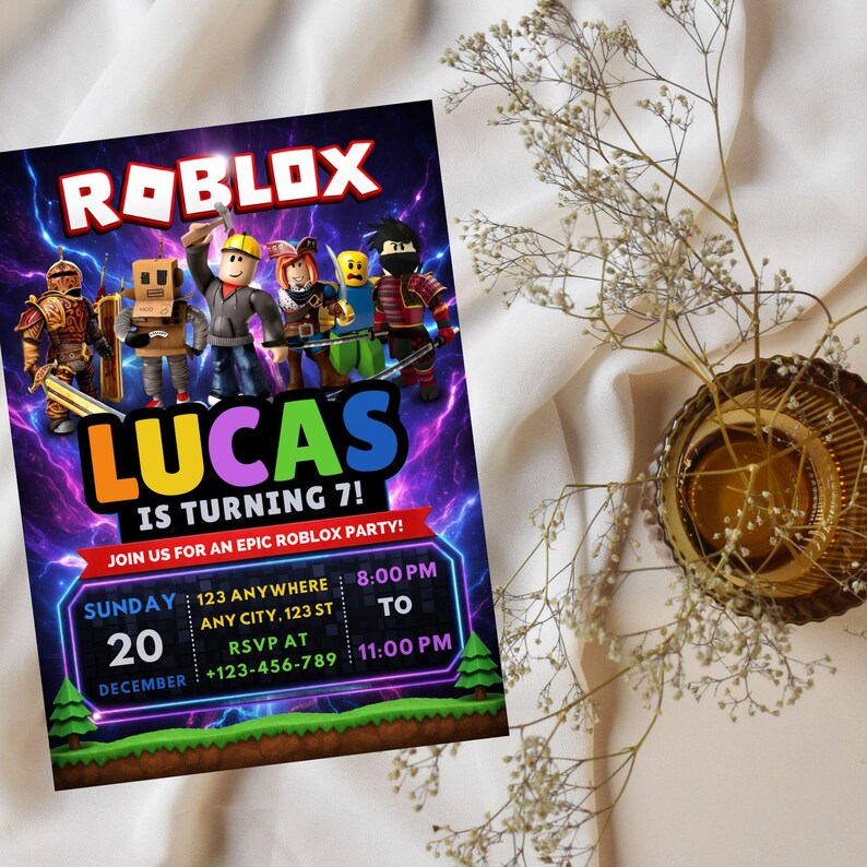 Pu&ograve; includere: Un invito vivace per una festa di compleanno a tema Roblox. Il design presenta il logo Roblox, illustrazioni di personaggi e il nome "LUCAS". Include i dettagli della festa: data, ora e luogo.