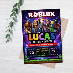 Pu&ograve; includere: Un colorato invito per una festa di compleanno a tema Roblox. L'invito presenta il logo Roblox, illustrazioni dei personaggi e il testo "LUCAS COMPIE 7 ANNI!". Include i dettagli della festa: data, ora, luogo e informazioni RSVP.