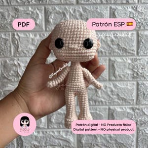 Puede incluir: Una muñeca de ganchillo con tez beige claro, ojos de botón negros y un cuerpo simple y sin ropa. La muñeca se sostiene en una mano. El texto en la imagen incluye "PDF", "Patrón ESP" y "Digital pattern - NO physical product".