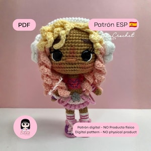 Puede incluir: Una muñeca de ganchillo con piel bronceada, grandes ojos negros y pelo rizado rosa claro con una diadema blanca. La muñeca lleva un top rosa y morado, una falda plisada rosa y zapatos morados. Texto: PDF, Patrón ESP, Digital pattern - NO physical product.