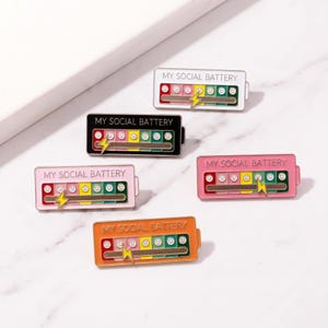 Soziale Batterie Emaille Pin Set, lustige introvertierte Stimmungsmesser Anstecknadeln, Angst aufladen Abzeichen für Jacke Rucksack Self Care Geschenk.