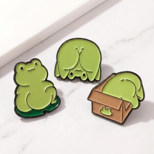 Groda emaljnålsset, söt grodabroschkollektion, kawaii groda-slagnål, groda-rumpa-nål, groda i låda-märke, present till grodälskare