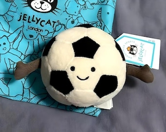 Peluche de balón de fútbol Jellycat Amuseables, un adorable y suave juguete de fútbol de peluche, el regalo perfecto para jugadores de fútbol, entrenadores y aficionados al deporte.