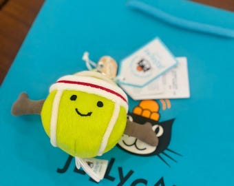 Llavero de peluche con forma de pelota de tenis Jellycat, suave adorno para bolso deportivo, adorable juguete de peluche, regalo perfecto para los amantes del tenis.