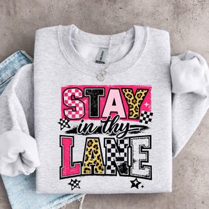 Petits proverbes sarcastiques drôles Png, Design tendance de chemise pour femme sarcastique, Sublimation de sarcasme à carreaux rétro, Coquette léopard rose