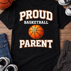 Puede incluir: Una taza de cerámica blanca con un asa negra y el texto "But First, Coffee" en un estilo manuscrito. La taza está sobre una superficie blanca. La taza mide 10 cm de alto.