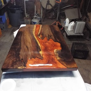 Puede incluir: Juego de tres tazas de cerámica con acabado mate moteado. Las tazas son de color crema, gris claro y gris oscuro. Cada taza tiene un diseño minimalista, ideal para café o té.