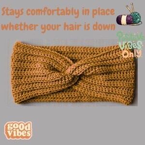 Peut inclure: Bandeau en crochet jaune moutarde avec un motif de nœud torsadé. Le bandeau est fait à la main et comporte le texte "Stays comfortably in place whether your hair is down" et "Positive Vibes Only".