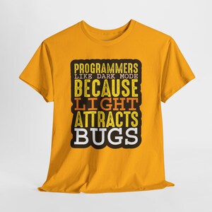 プログラマーは光が虫を引き寄せるからダークモードが好きTシャツ｜コーディングユーモアTシャツ