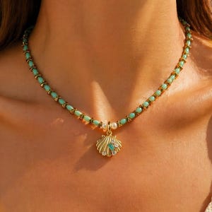 Collar con colgante de concha turquesa hecho a mano, joyería estilo boho playero, cuentas de cristal checo