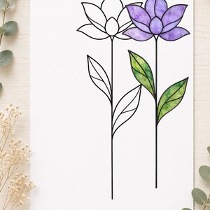 Puede incluir: Dos ilustraciones de flores estilizadas sobre papel blanco. Una flor está delineada en negro, la otra está coloreada con pétalos morados y hojas verdes. Los tallos son negros y las hojas tienen efectos de acuarela verdes y amarillos.