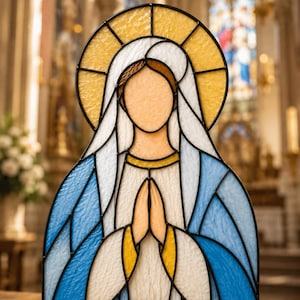 Puede incluir: Un panel de vidriera que representa una figura sin rostro con las manos juntas en oración. La figura lleva un velo blanco y una túnica azul, acentuada por un halo amarillo. El diseño está delineado con líneas de plomo negras.