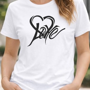 Peut inclure: Ensemble de trois vases en céramique de hauteurs et formes variées. Les vases sont recouverts d'une finition blanche mate, offrant une esthétique minimaliste. Le plus grand vase mesure environ 25 cm de haut.