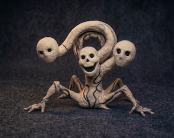 Muñeco monstruoso esqueleto de múltiples cabezas hecho con fieltro de aguja, figura fantasmal de araña espeluznante, rareza macabra cosida, decoración de arte surrealista oscuro