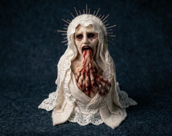 Lalka religijna z filcu igłowego, krwawa figurka świętego z koroną z gwoździ, makabryczna sztuka zakonnicy, wystrój domu w stylu mrocznego gotyku, przerażająca osobliwość