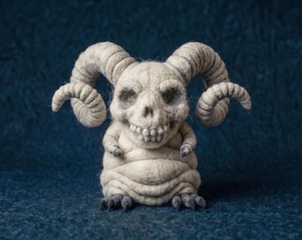 Muñeca de demonio calavera de fieltro de aguja, monstruo esqueleto de cuatro cuernos, figura de arte macabra y espeluznante, rareza gótica de hueso, pieza única de fantasía oscura.