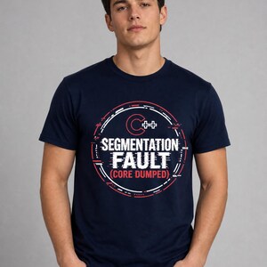 Koszulka z napisem „Segmentation Fault Core Dumped” | Zabawny prezent dla programisty C++ | Koszulka unisex z humorem i kodowaniem błędów | Prezent dla programisty oprogramowania