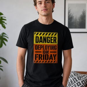 Gefahr beim Deployment am Freitag – T-Shirt | Lustiges Geschenk für DevOps-Programmierer | Unisex-T-Shirt mit Programmiererhumor | Geschenk für Softwareentwickler