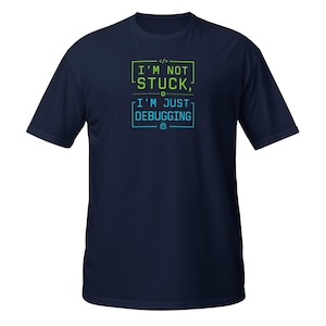 行き詰まってるわけじゃない、デバッグしてるだけだよTシャツ｜面白いプログラマーへのギフト｜コーダーユーモアユニセックスTシャツ｜ソフトウェア開発者へのプレゼント