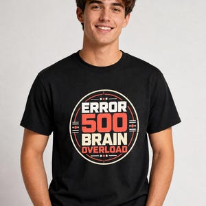 Maglietta con la scritta "Errore 500 - Sovraccarico Cerebrale" / Regalo divertente per programmatori / Maglietta unisex con umorismo tecnologico retrò / Regalo per sviluppatori di software