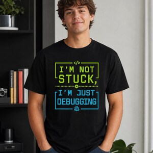 行き詰まってるわけじゃない、デバッグしてるだけだよTシャツ｜面白いプログラマーへのギフト｜コーダーユーモアユニセックスTシャツ｜ソフトウェア開発者へのプレゼント