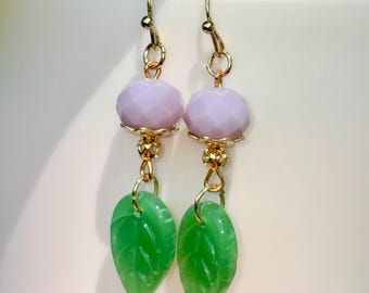 Brincos pendentes em tons de lavanda e verde