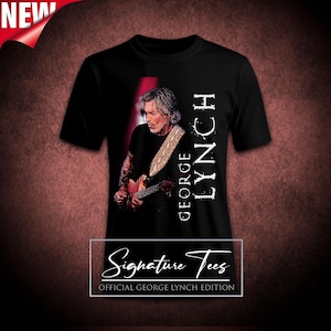 Puede incluir: Camiseta negra con un retrato de George Lynch tocando la guitarra y el texto "GEORGE LYNCH" en el lateral. La camiseta también tiene el texto "Signature Tees" y "OFFICIAL GEORGE LYNCH EDITION". Una etiqueta roja "NEW" está en la esquina superior izquierda.