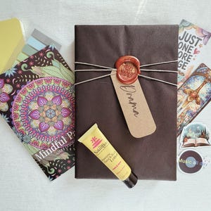 Caja sorpresa de libros, accesorios de lectura seleccionados, elección de género, regalo de cumpleaños