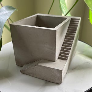 Macetero industrial de hormigón con escaleras / Maceta hecha a mano