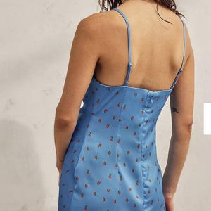 Blaues Kleid Urban Outfitters Kirschen Größe M Sommer Slip für jeden Anlass Bild 2