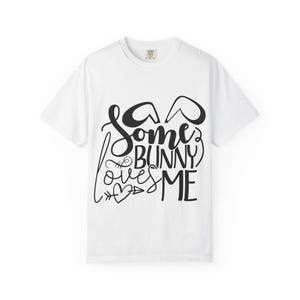 Camiseta "Some Bunny Loves Me" | Camiseta com estampa de coelhinho da Páscoa