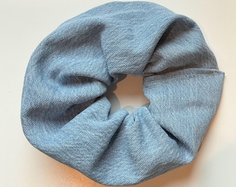 Großes handgemachtes Upcycled Light Wash Denim Scrunchie