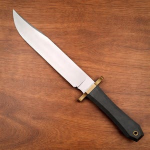 Peut inclure: Ensemble de trois tasses en céramique avec une finition mate et mouchetée. Les tasses sont de couleur crème, gris clair et gris foncé. Chaque tasse a un design simple et minimaliste.